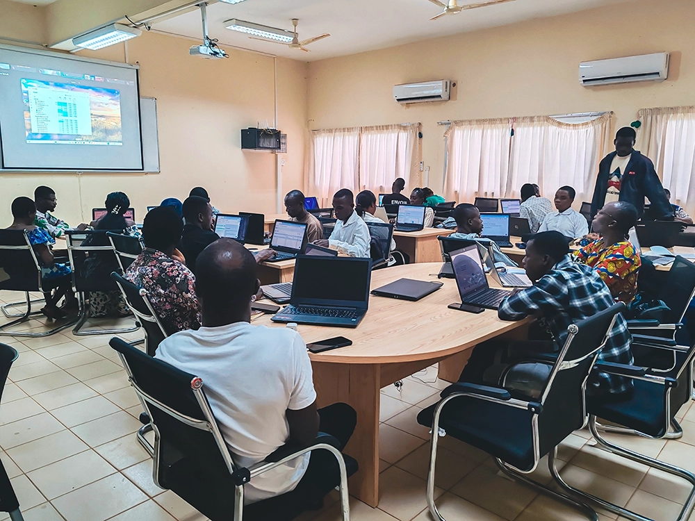 Photo montrant des élèves en formations durant les Tech camp de Africa DigiEmpower à daloa en Côte d'ivoire