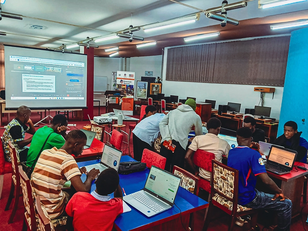 Photo montrant des élèves en formations durant les Tech camp de Africa DigiEmpower Côte d'ivoire