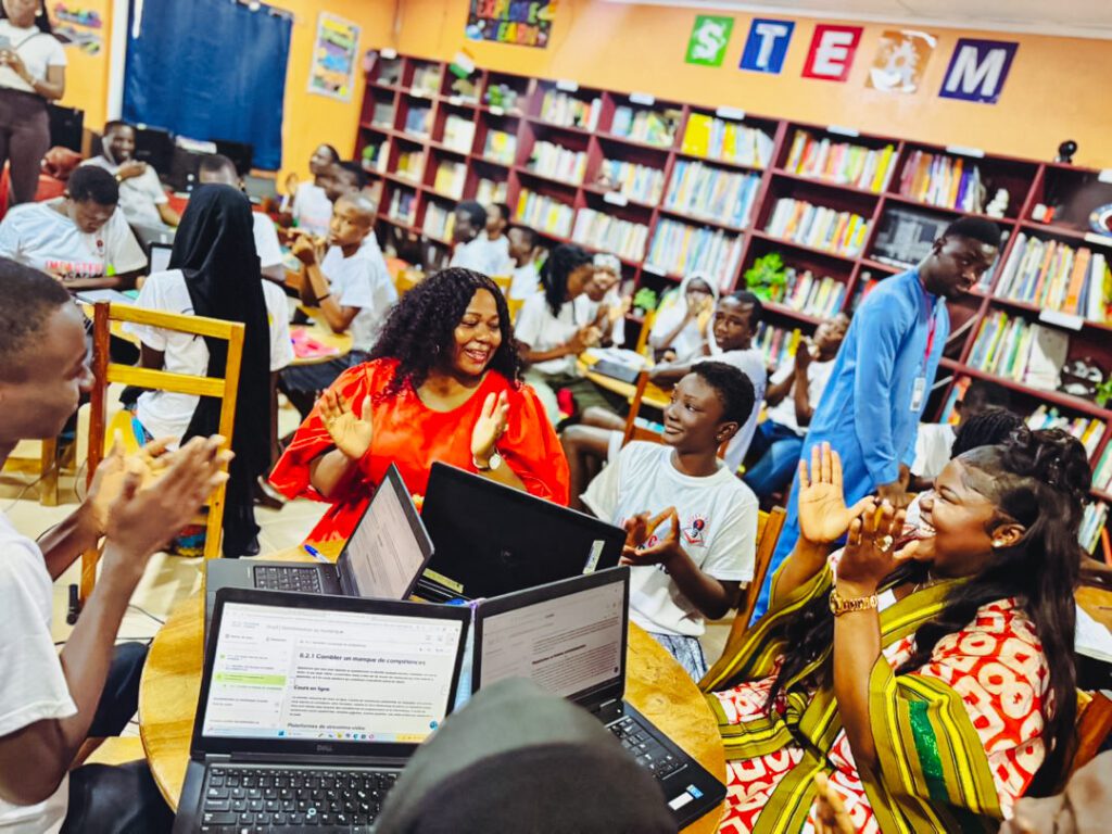 Photo de la formation à 𝗜𝗺𝗽𝗮𝗰𝘁𝗳𝘂𝗹 𝗘𝗱𝘂𝗰𝗮𝘁𝗶𝗼𝗻 a officiellement apporté le programme Africa DigiEmpower — de la 𝗙𝗼𝗻𝗱𝗮𝘁𝗶𝗼𝗻 𝗧𝗵𝗲𝘆𝗮 𝗽𝗮𝗿 Cybastion et du Cisco Networking Academy — à 𝗔𝗻𝘆𝗮𝗺𝗮